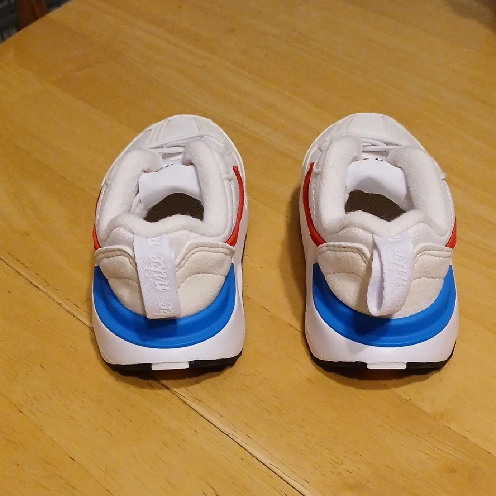 Nike White and Red Sneakers with Classic Design - Picture 3 of 5